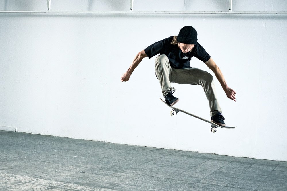 Ben Dillinger - Skateboard Trick Ollie