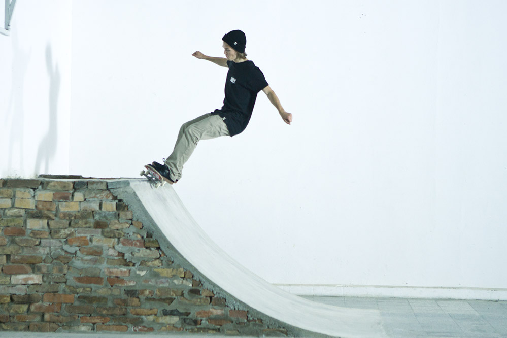 Ben Dillinger - Skateboard Trick FS 50-50