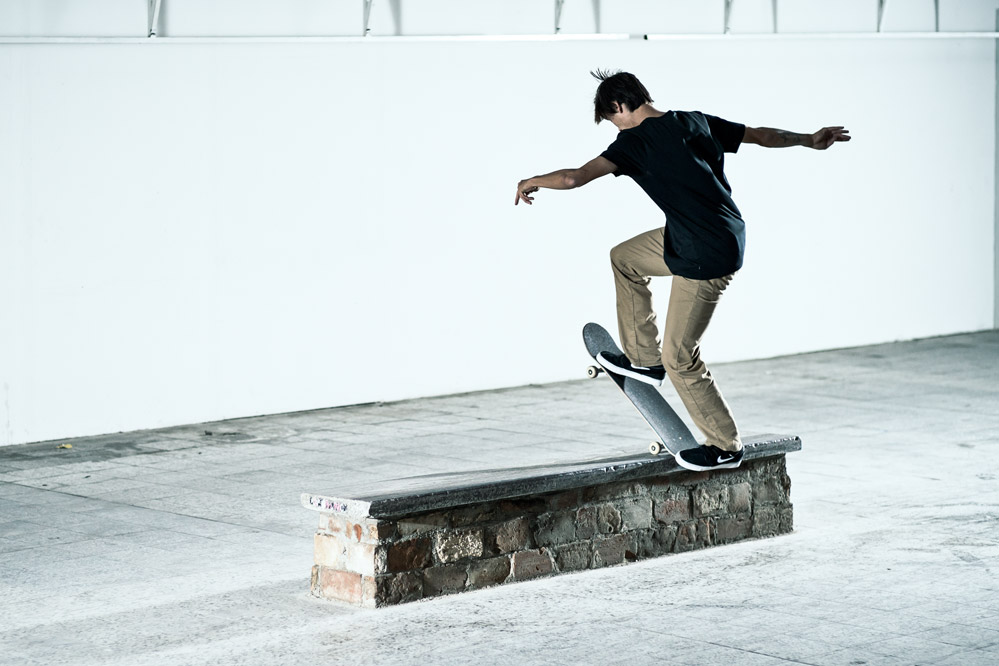 Denny Pham - Skateboard Trick FS Bluntslide