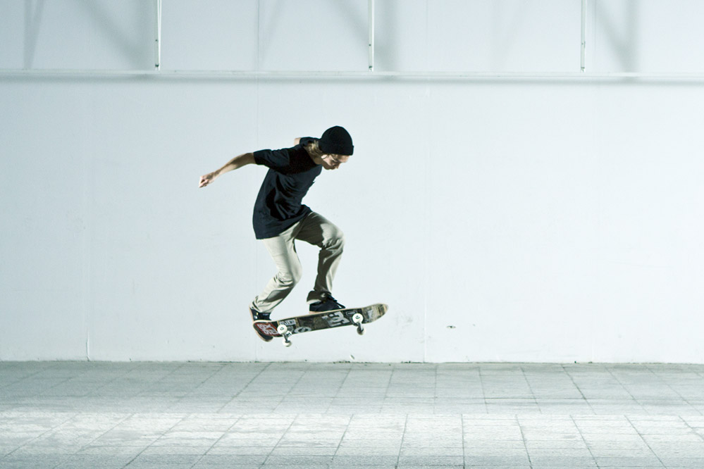 Ben Dillinger - Skateboard Trick Pop Shove-it